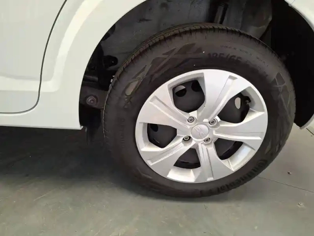 Dacia Sandero sce 65 — photo 15