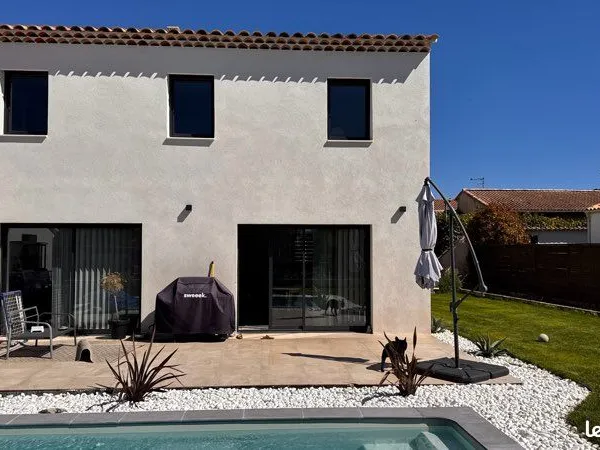 À VENDRE - Villa contemporaine avec piscine à Peyrolles-en-Provence