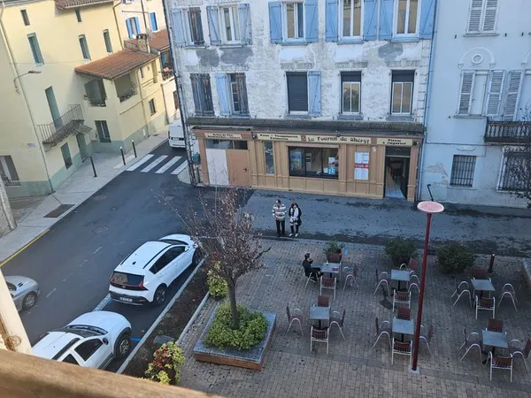 T 3/4 de 54 m2 au 3 em et dernier étage plein sud vue sur placette 500 eu