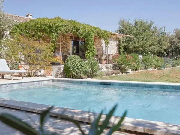 Gordes - Propriété en pierres avec gîte et piscine sur 8 000 m², droits à construire résiduels