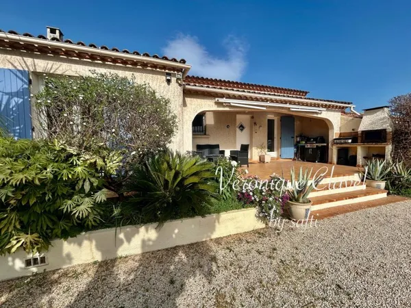 Villa provençale de 130m2 posée sur un terrain paysagé de 1138m2