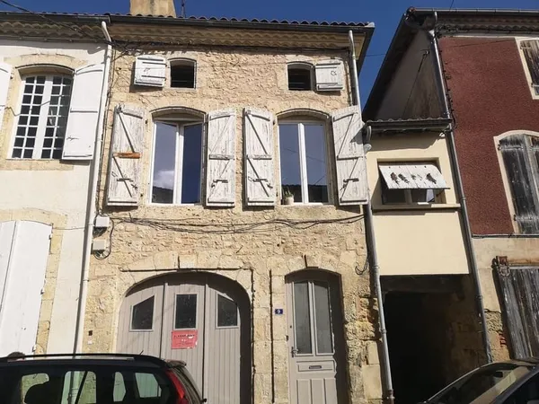 À vendre, Vic-Fezensac, Gers: maison de ville lumineuse avec 3 chambres, grand garage/atelier et gra