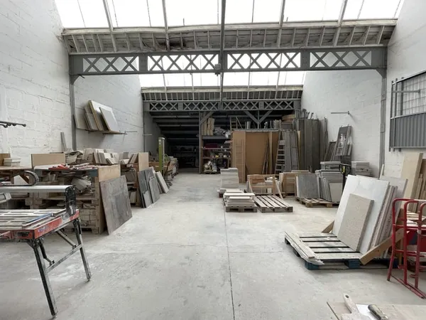 ATELIER - ENTREPOT AVEC BUREAUX 460 m2 - SAINT MAUR LA PIE