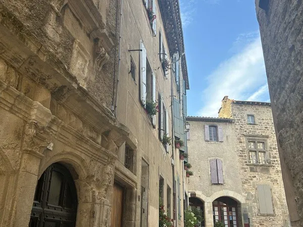 Caunes-Minervois — Maison XVIIIe entièrement rénovée, en plein coeur du village