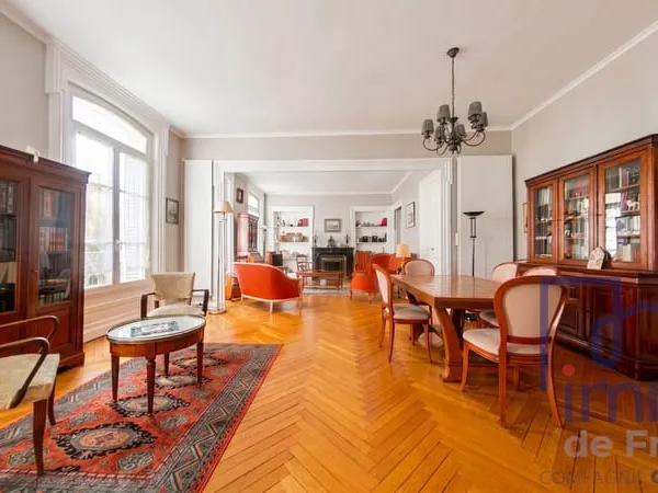 Rare à la vente : Superbe appartement Haussmannien en duplex -