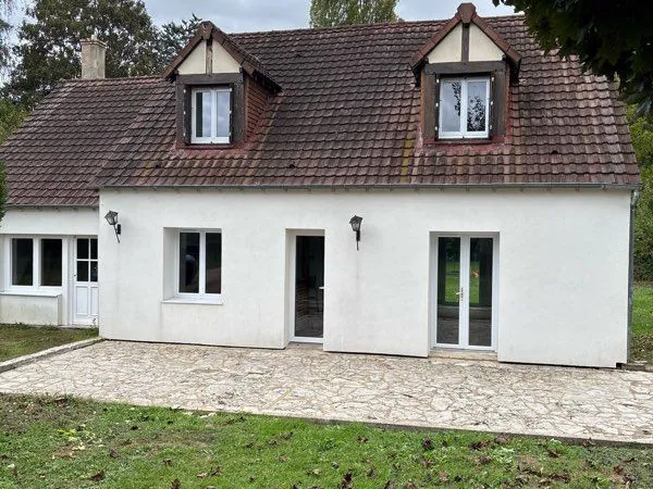 Maison avec extérieur verdoyant
