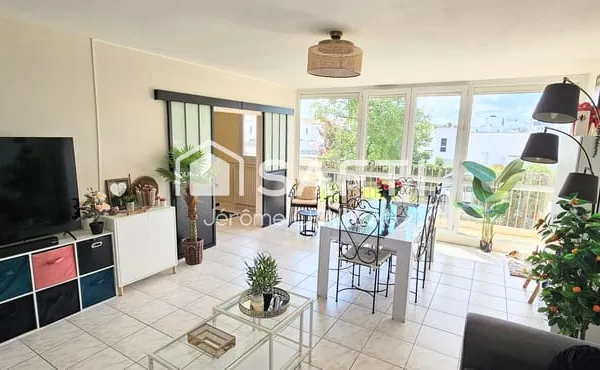 Secteur Gare : Appartement de 98m² avec 3 chambres, balcon, cave et garage.