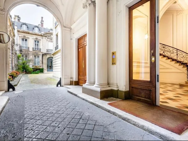 Investisseurs: appartement usage professions libérales en triplex Plaine Monceau 75008 Paris