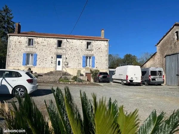 Grande maison avec une grange triple et terrain clos. Maison familiale avec potentiel pour une activ