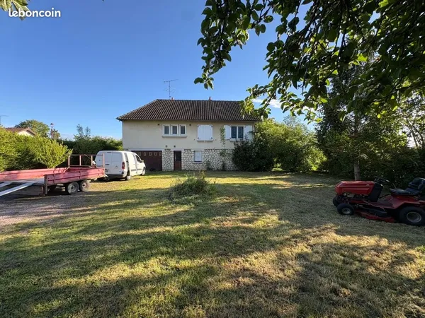 Pavillon sur 3 niveau village tout commerces