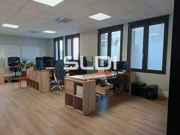 Bureau 105 m²