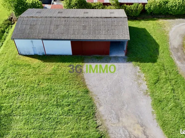 Entrepôt de 300 m² avec appartement à terminer et grand terrain - Saint-Palais