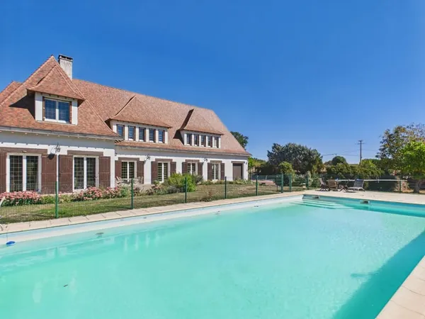 Impressionnant manoir avec piscine et vue sur la campagne