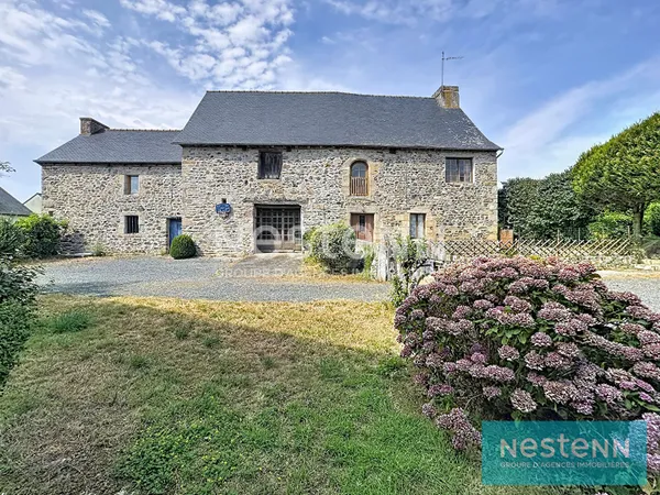 Vente d'une bâtisse en pierres avec dépendance et une habitation dans le bourg de Coëtmieux
