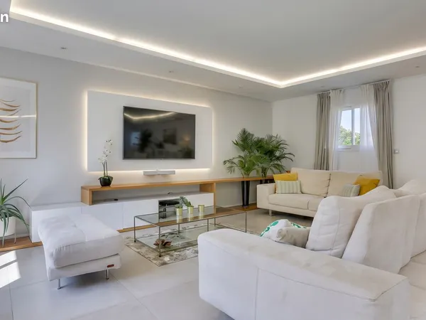Maison contemporaine avec dépendances, piscine et prestations haut de gamme