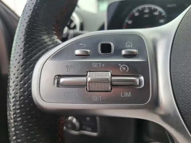 Mercedes Glb 200 d amg line — photo 17