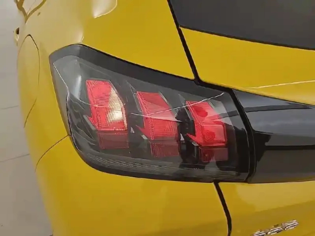 Peugeot 208 puretech 75 s&amp;s bvm5 — photo 17