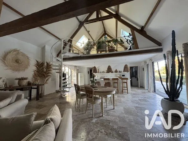 Maison 7 pièces 330 m²