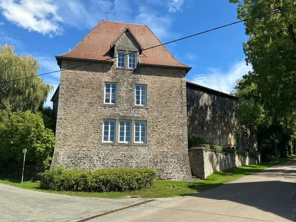 Maison 225 m², 9 pièces, 7 chambres,23 ares de terrain,638 m2 de dépendances.