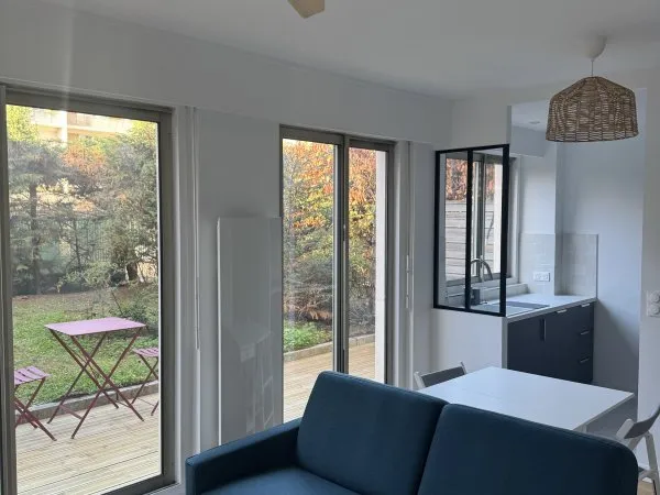 Loue studio de 26m2 meublé refait à neuf avec jardin privatif de 52m2 - Bécon les bruyères