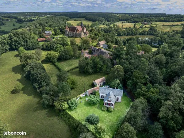 Maison de caractère avec 6 chambres, 3 dépendances, puits et terrain de 1 969 m² - Idéale pour un gî