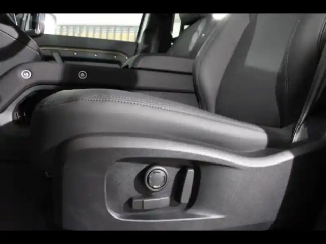 Land Rover Defender 110 2.0 p300e phev x-dynamic se — photo 15