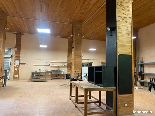 À louer Ancien espace commercial de 240m2, route de Lyon à Avignon.