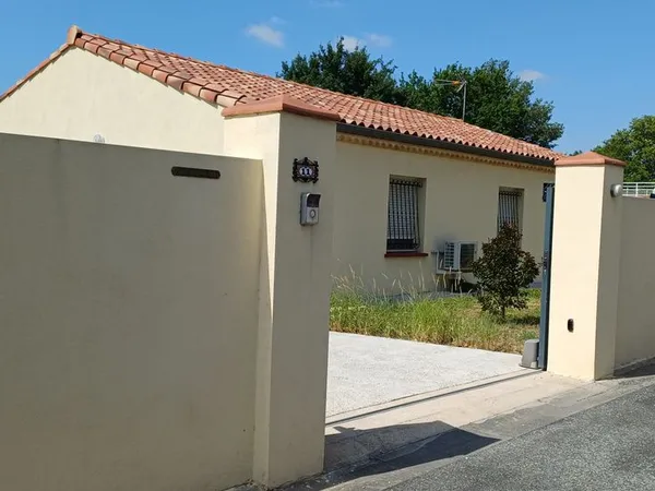 Maison indépendante de plein pied avec dépendance