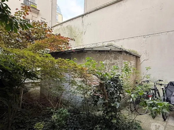 Remise indépendante cour-jardin, immeuble 1907, Paris 12e