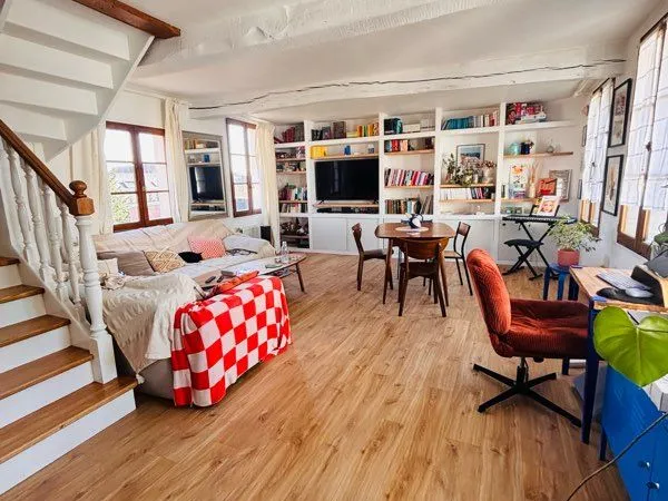 Disponible immédiatement - Chambre meublée avec salle de bain (+WC) privative dans duplex de charme 