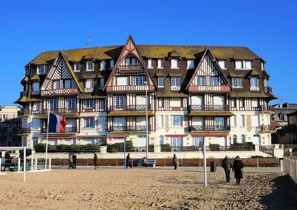 SPACIEUX 4/5 PIÈCES DE 100,10 M2 AVEC BALCON VUE MER