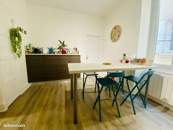 2 chambres libres immédiatement dans appartement meublé bien situé