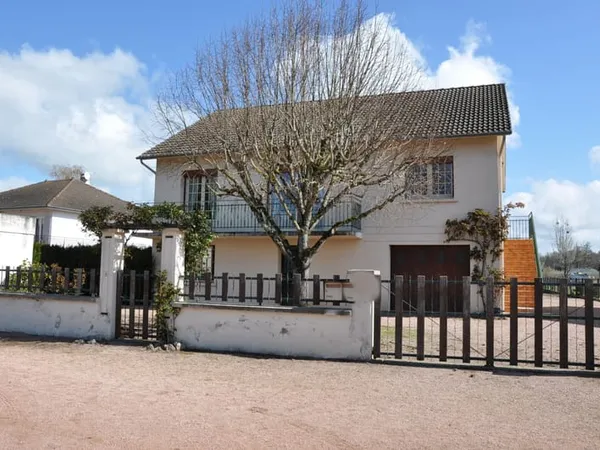 Beau pavillon proche centre-ville, avec 3 chambres et 1943 m