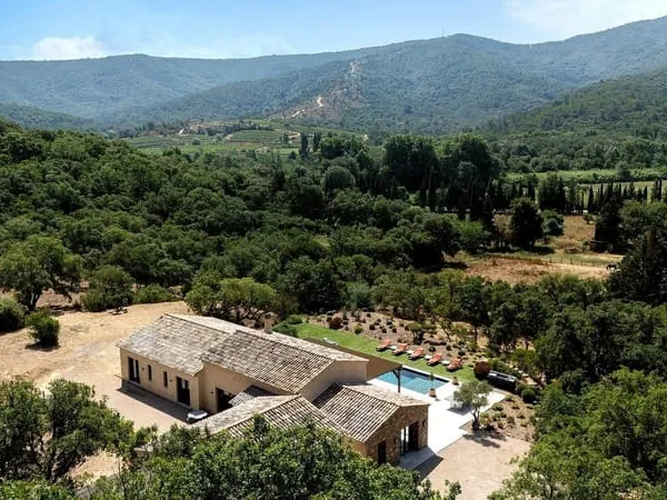 Villa contemporaine d'exception avec grande piscine et vue dégag