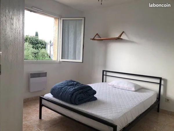 Une chambre meublée libre