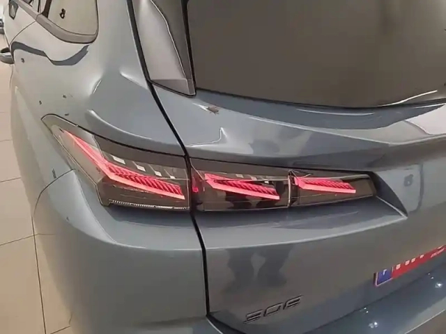 Peugeot 308 sw hybrid 145 e-dcs6 — photo 17