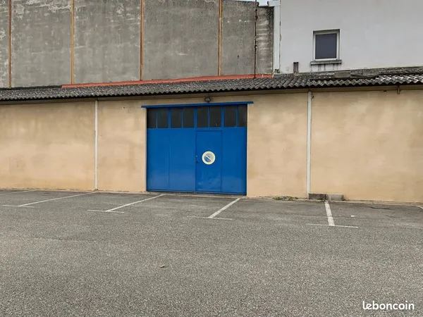 À LOUER - ENTREPÔT 50 m² + 2 PLACES DE PARKING - AVIGNON Fontcouverte