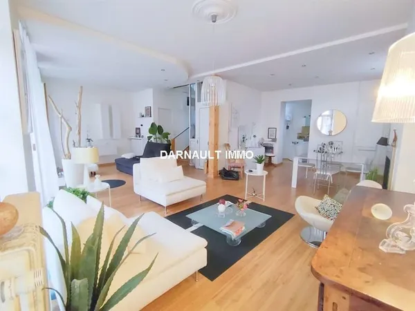 LUCHON CENTRE, IMMEUBLE de 200m2 avec APPARTEMENT T4, LOCAUX & CAVES