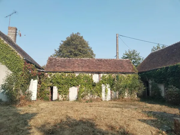 CORPS DE FERME À RÉNOVER – TROIS HABITATIONS – TERRAIN DE 6 836 M²