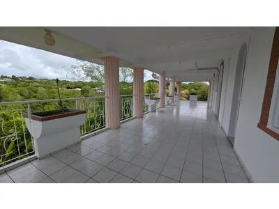 Vaste appartement T4 (150 m2 hab), situé au niveau inférieur d'une villa