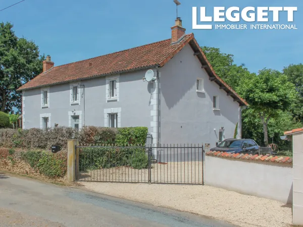 Belle maison de caractère, magnifiquement présentée, implantée sur un terrain d'environ 4 000 m² ave