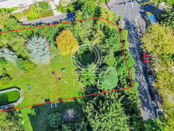 Terrain 733 m²