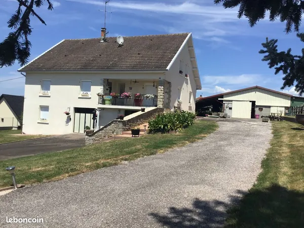 Maison avec hangar+terains 80000m²