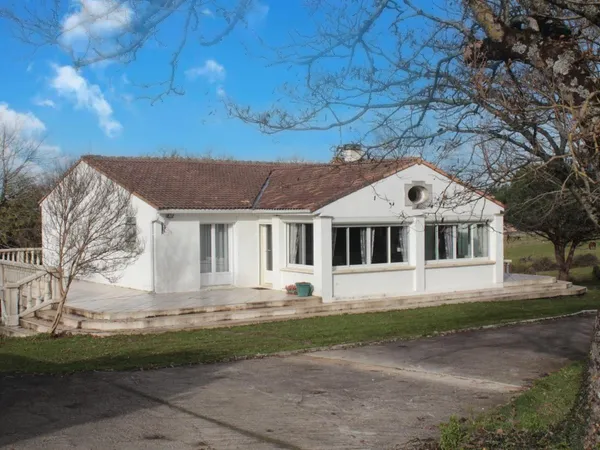 Maison familiale spacieuse avec grande terrasse et terrain arboré