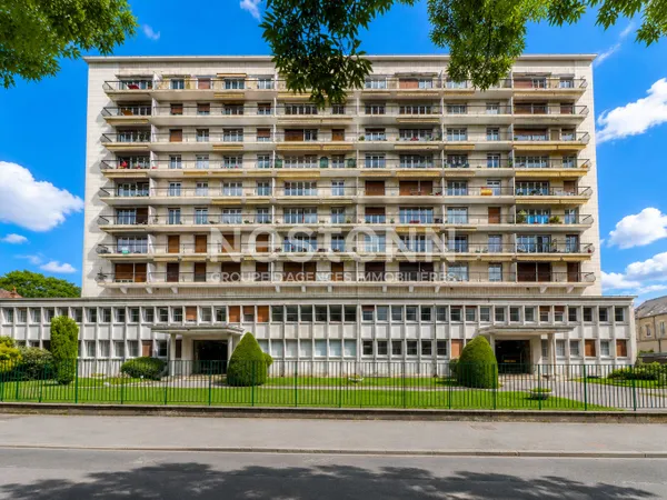 Appartement Nevers, 131m2, standing, concierge, ascenseur, 3 chambres, garage sécurisé, cave, douche