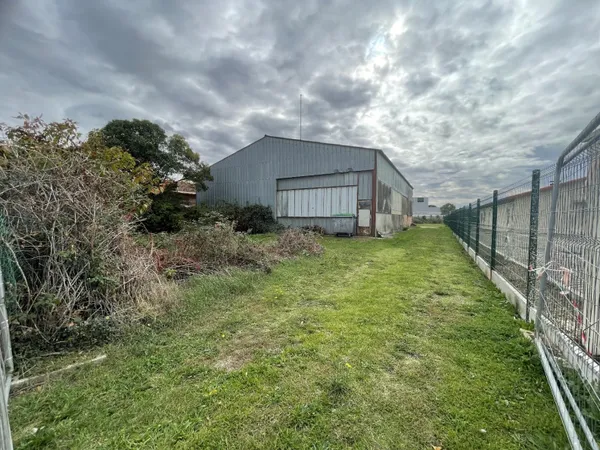 Local industriel 300 m²
