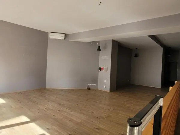 Commerce 87 m²