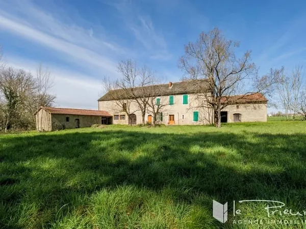 Ancien corps de ferme sur terrain de 1,3ha environ à 25 min d'Al