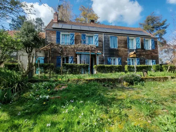 Maison de charme avec dépendances et jardin arboré.