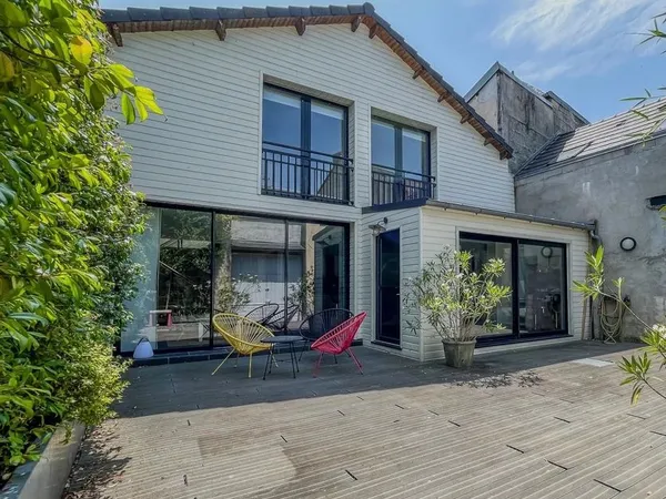 Loft/Atelier/Surface 9 pièces 225 m²